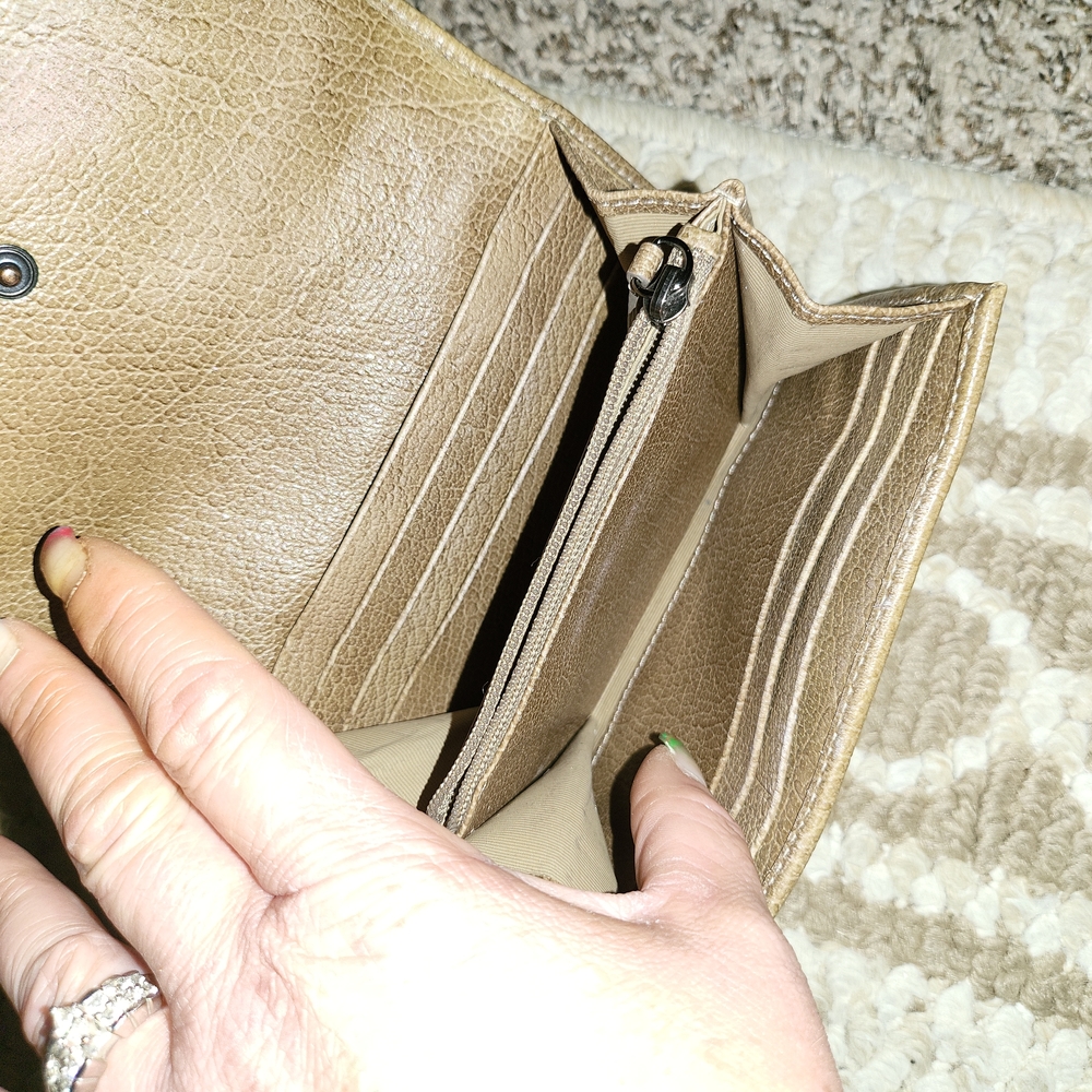 Very gently used and taking care of Burberry authentic wallet - Picture 3 of 7